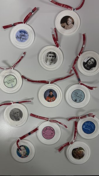 Bolas de Nadal de mulleres científicas - IES Moncho Valcarce.jpeg