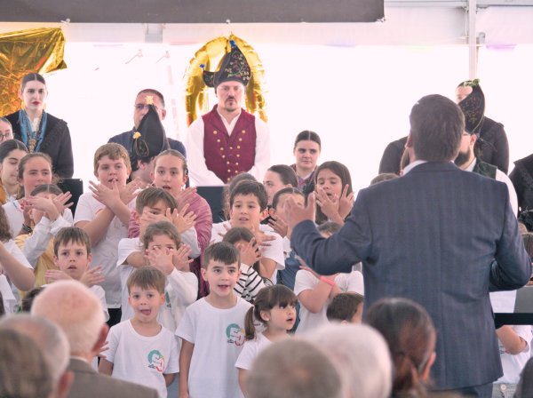 Dirixindo o himno