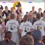 Alumnado entrega agasallos